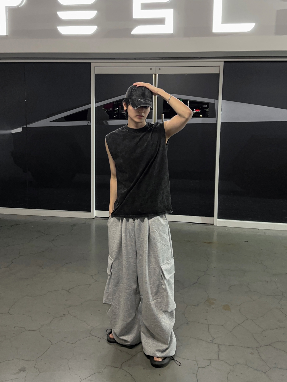 민소매 모델 착용 이미지-S138L10