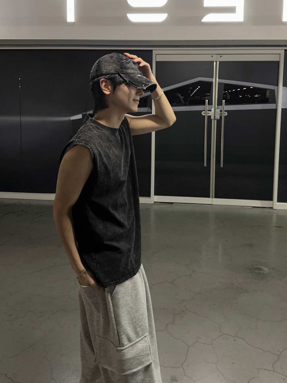 민소매 모델 착용 이미지-S138L18